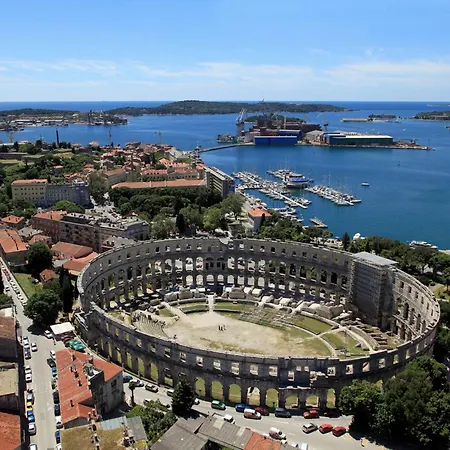 Apartamento With Parking Space - 26952 Pula